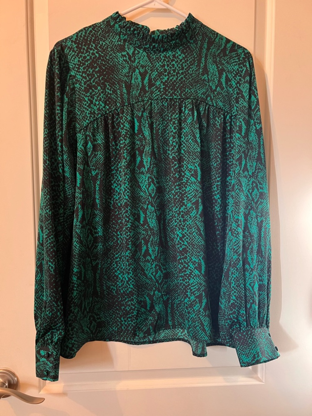 Who What Wear Emerald Green Snake-Print Long Sleeve Blouse